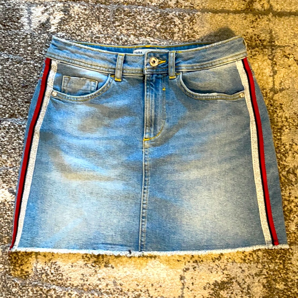 SOLD ❌Zara women’s side stripe jean mini skirt red silver jean